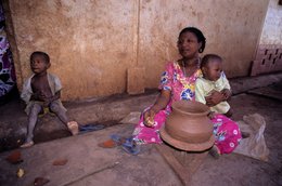 Archipel-des-Comores;-Argile;-Artisanat;-Bébé;-Femme;-France;-Kaleidos;-Kaleidos-images;-La-parole-à-limage;-Laurent-Abad;-Mayotte;-Océan-Indien;-Poterie;-Potière;-Savoir-faire;-Stories-Pictures;-Tradition